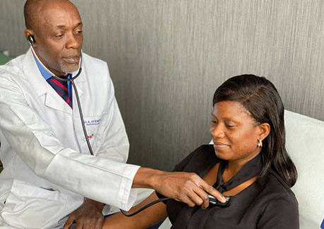 dakar photo medecin-patient 1-crop-u9472